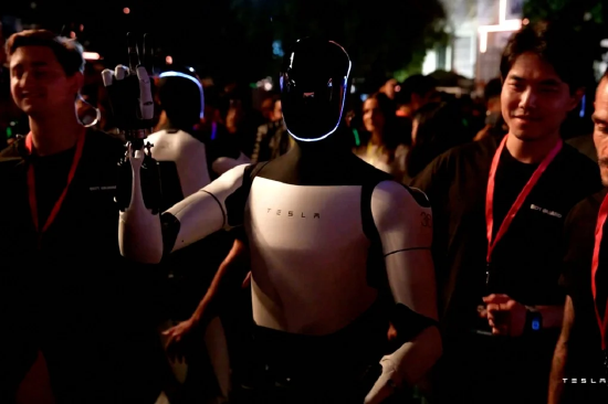 马斯克:今年目标生产5000台人形机器人