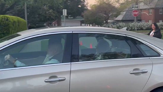 现场直击|巴菲特股东会落幕后习惯不改 新浪财经特派员偶遇“股神”返家